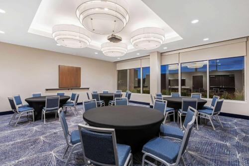 La Quinta Inn & Suites by Wyndham Kansas City Beacon Hill Image