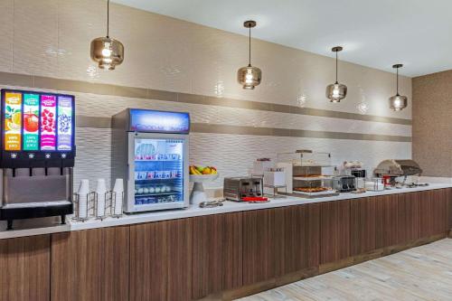a fast food restaurant with a counter with a refrigerator at La Quinta Inn & Suites by Wyndham Kansas City Beacon Hill in Kansas City