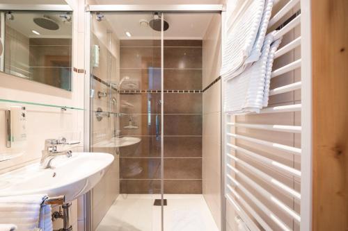 a bathroom with a shower and a sink at Gästehaus Stotter in Neukirchen am Großvenediger