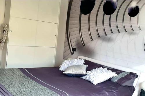 a bed with pillows on it in a room at Apartamento tranquilo in Ponferrada