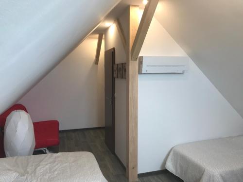 Habitación en el ático con cama y escritorio en Auberge du Parc, en Marckolsheim