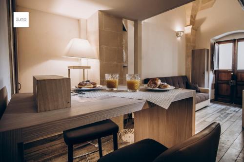 una cucina con tavolo e due piatti di cibo sopra di Liconti Exclusive Rooms a Pulsano