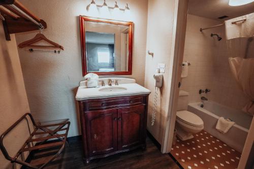 Ett badrum på Lamplighter Inn and Suites - North