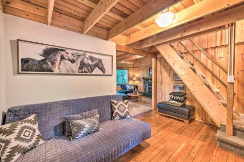 Χώρος καθιστικού στο Three Enchanting Riverfront Cabins Hot Tub Access