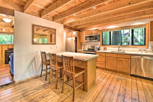 Η κουζίνα ή μικρή κουζίνα στο Three Enchanting Riverfront Cabins Hot Tub Access