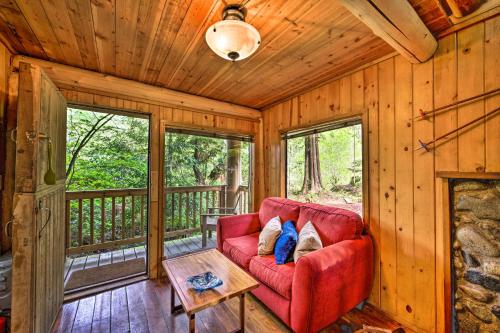 Χώρος καθιστικού στο Three Enchanting Riverfront Cabins Hot Tub Access