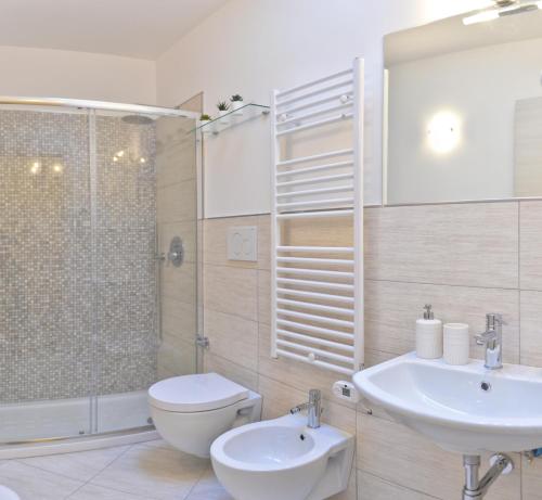 a bathroom with a toilet and a sink and a shower at Villa Le Murelle in Tramonti