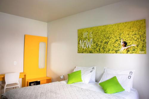 a bedroom with a bed with green and white pillows at Che Lagarto Hostel Ipanema in Rio de Janeiro