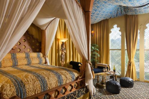 Кровать или кровати в номере Victorian Mansion At Los Alamos