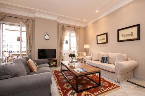 een woonkamer met 2 banken en een salontafel bij BCN Apartments 41 in Barcelona