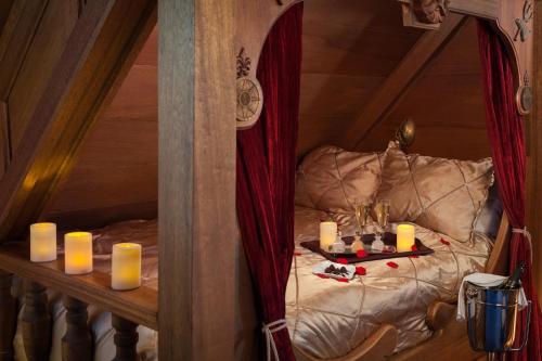 Ένα ή περισσότερα κρεβάτια σε δωμάτιο στο Victorian Mansion Bed and Breakfast Inn