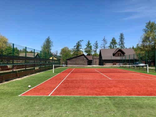 a tennis court with a tennis ball on it at Szczęśliwisko in Różanów