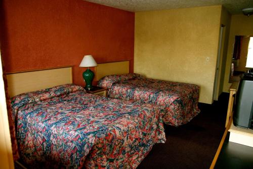 Katil atau katil-katil dalam bilik di Holiday Lodge - Salem,OR