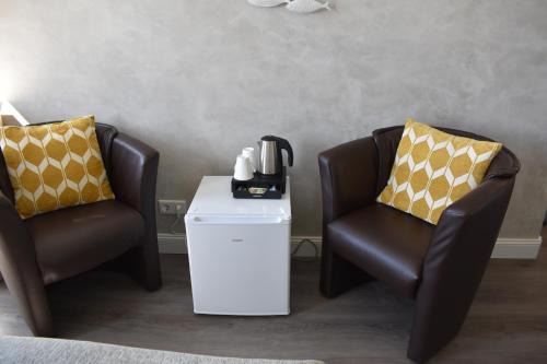 two chairs and a table in a room at Haus Neunaber in Norderney