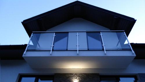 a glass balcony on top of a building at DOMINO-APARTAMENTY Red in Krościenko