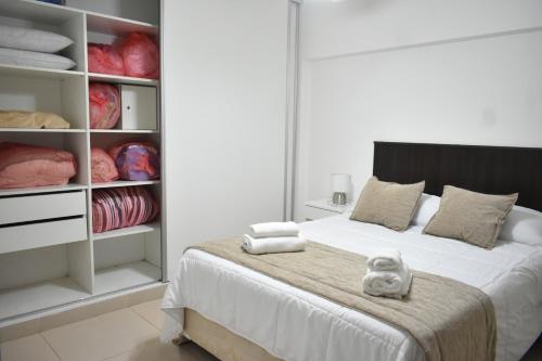 sypialnia z łóżkiem z ręcznikami w obiekcie Carol 6 w mieście Salta