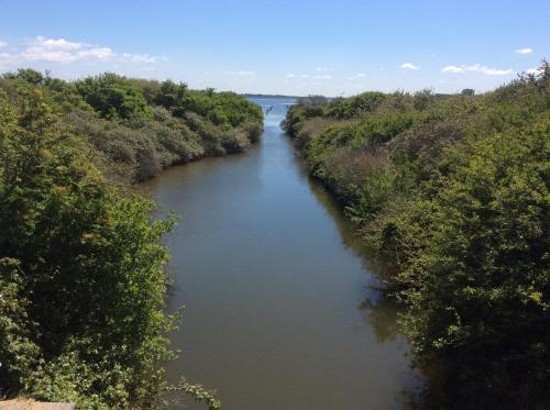 a view of a river from a bridge at de Bloemenhof in Ouddorp