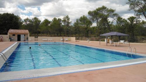 A piscina localizada em Bungalow Claret ou nos arredores