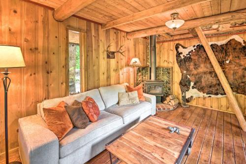Χώρος καθιστικού στο Three Enchanting Riverfront Cabins Hot Tub Access