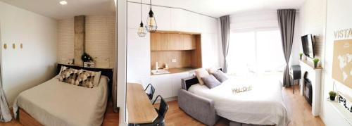 een klein appartement met een bed en een woonkamer bij Apartamento vista bonita in Torremolinos