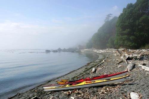 a group of kayaks sitting on a rocky beach at Island Inn at 123 West in Friday Harbor
