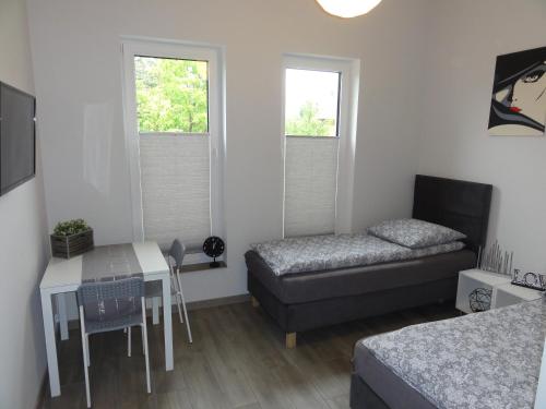um quarto com uma cama, uma mesa e um sofá em Kwatery prywatne Lotnicza em Bielsko-Biala