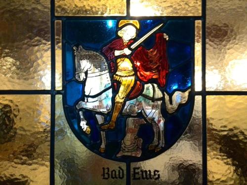 ein Buntglasfenster eines Pferdereiters in der Unterkunft Hotel Prinz Eitel in Bad Ems