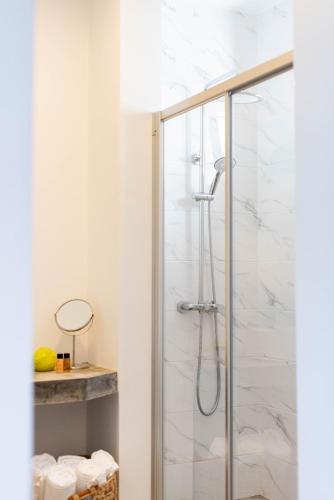 a bathroom with a shower with a glass door at Casa do Bago in São Vicente
