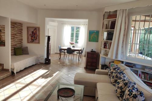 un salon avec un canapé et une table dans l'établissement Suite Tropézienne, à Saint-Tropez