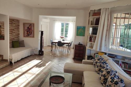 un soggiorno con divano e tavolo di Suite Tropézienne a Saint-Tropez