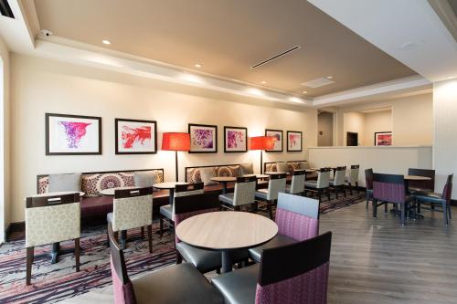 A restaurant or other place to eat at Holiday Inn Express & Suites Aiken, an IHG Hotel