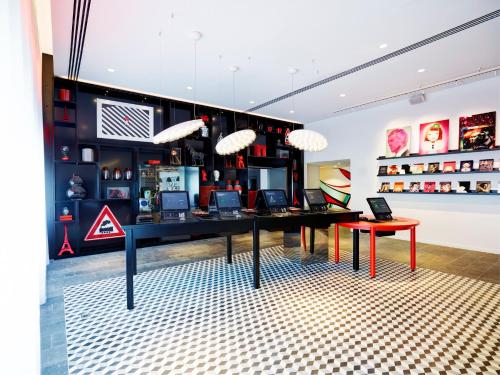 Cette chambre dispose d'un bureau avec des ordinateurs portables. dans l'établissement citizenM Paris Gare de Lyon, à Paris