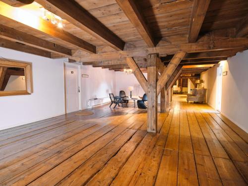 an empty room with a wooden floor and wooden walls at Eco Hotel Plantage Rococo in Velsen-Zuid