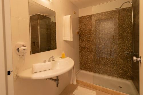 a bathroom with a sink and a shower at Hathor Hotels Mendoza in Mendoza