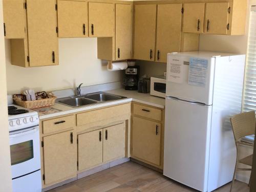 Una cocina o cocineta en Addy's Villas