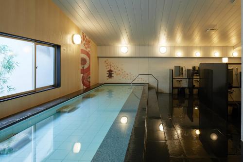 ein großer Pool in einem Hotelzimmer in der Unterkunft Almont Hotel Kyoto in Kyoto