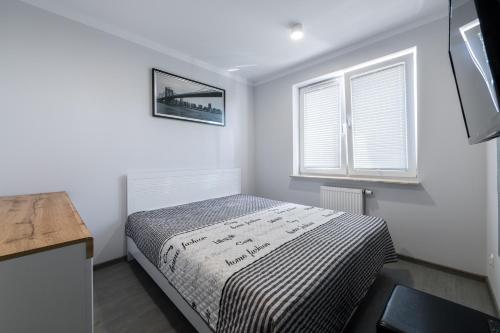 Silver-White Apartment tesisinde bir odada yatak veya yataklar