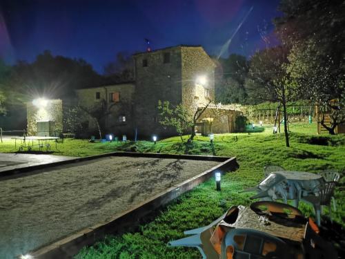 a view of a castle at night at Can Resiu in Serinyà