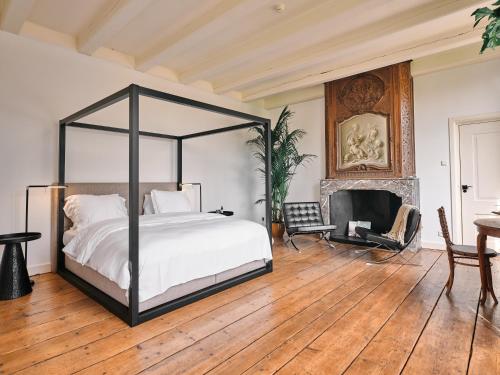 a bedroom with a bed and a desk at Eco Hotel Plantage Rococo in Velsen-Zuid
