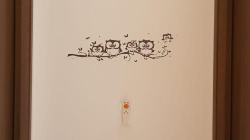 a sticker of cats on a branch on a door at Domus Quarticelli Costa dei Trabocchi in Torino di Sangro