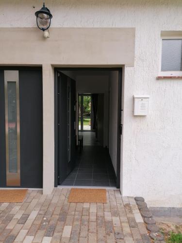 una puerta abierta de un edificio con un pasillo en FEWO-ATLANTA Reinhardshausen, en Reinhardshausen