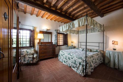 La Sughera - Badia di Morrona emeletes ágyai egy szobában
