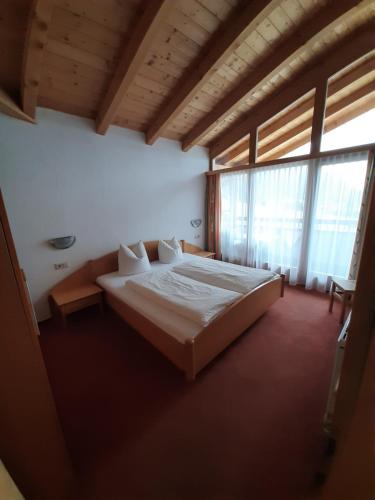 ein Schlafzimmer mit einem Bett und einem großen Fenster in der Unterkunft Apart Birgit in Pfunds