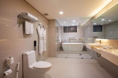 Bathroom sa Jinjiang Inn - Makati