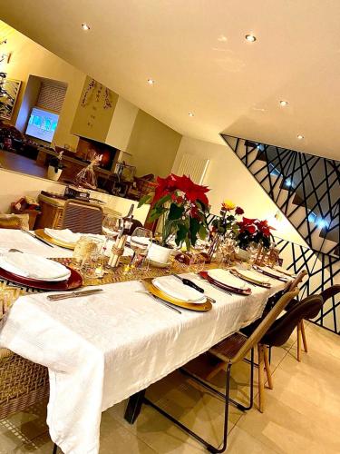 - une table avec un chiffon blanc dans la cuisine dans l'établissement La Ferme de Chateauvieux, à Châteauvieux