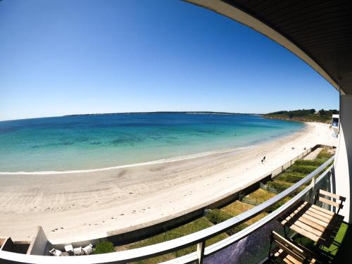 a view of a beach with the ocean at L IROIZH CONCARNEAU VUE MER STUDIO STANDING PARKING draps inclus in Concarneau