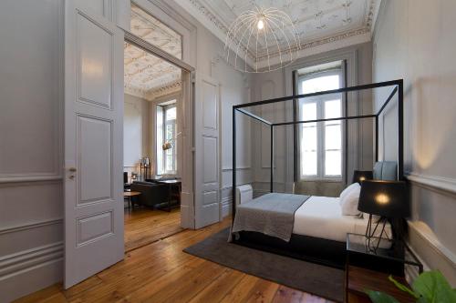 1 dormitorio con 1 cama y escritorio en una habitación en Oporto Royal Apartment - Solar da Avenida en Oporto