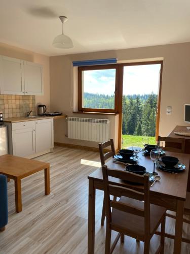 Apartament w górach Gorce في نوفه تارخ: مطبخ وغرفة طعام مع طاولة وكراسي