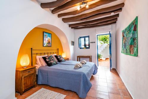 1 dormitorio con 1 cama en una habitación con techo en Limonero bnb, en Gualchos