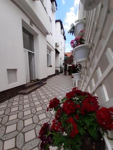 einen Innenhof mit Blumen an der Seite eines Gebäudes in der Unterkunft Vila Ada in Bukarest